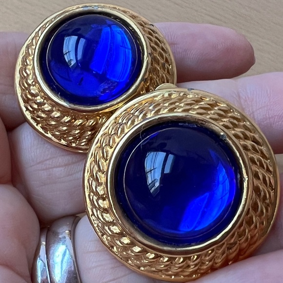 VINTAGE ELLEN DESIGNS BLUE CABOCHON OVERSIZED CHUNKY TEXTURED GOLD TONE EARRINGS - Picture 1 of 16